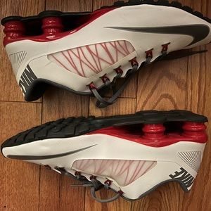 NIKE MENS shocks ***NEVER WORN***